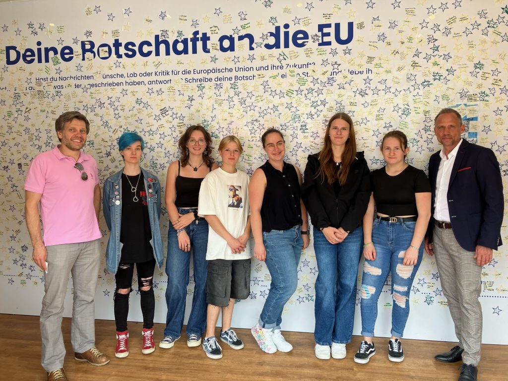 Gruppenbild mit Herr Staatsminister Thorsten Glauber.