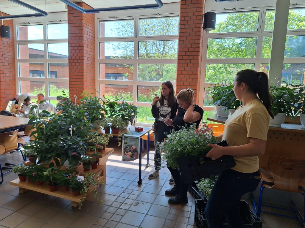 Schülerinnen beim Aufbau des Standes.