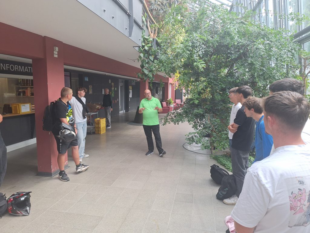 Erklärungen durch den Schulleiter.