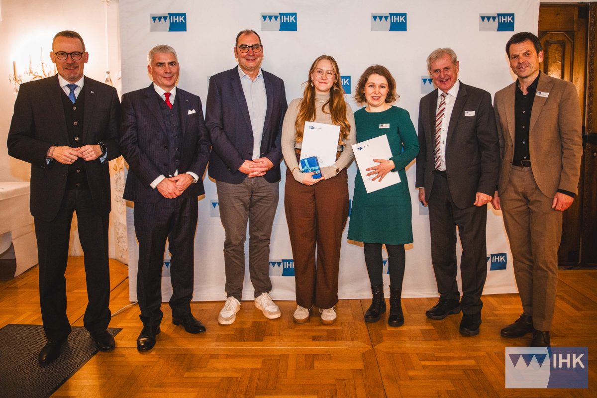 Sie beste Floristin Frau Schreiber in der Mitte, gerahmt von Ausbilderin und Honoratioren.