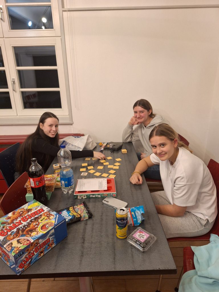 Gemütlicher Spieleabend in der Jugendherberge.