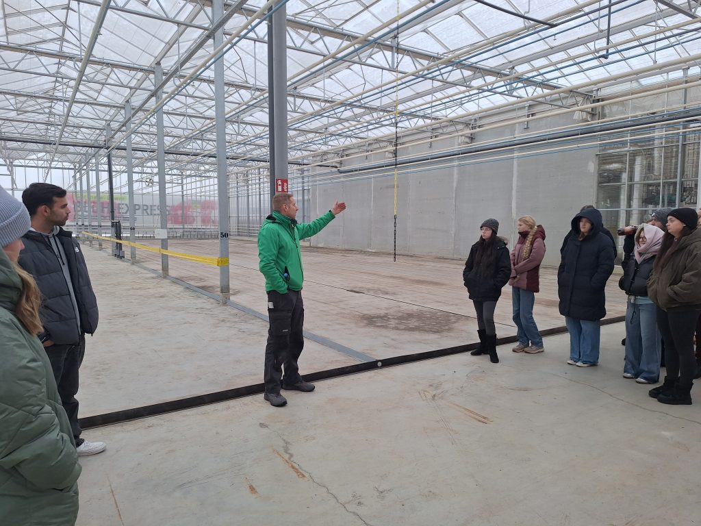 leeres GWH; Betriebsleiter erklärt Betriebsführung.