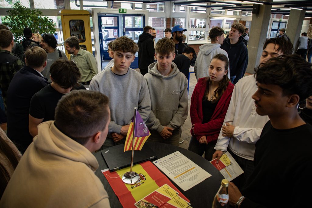 Schülerinnen und Schüler informieren sich am Stand über den Erasmus-Austausch nach Spanien.