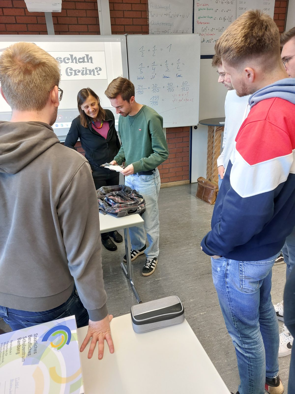 Studierende der Fachschule Mechatroniktechnik nehmen kritischen Blick auf globale Lieferketten für Smartphones