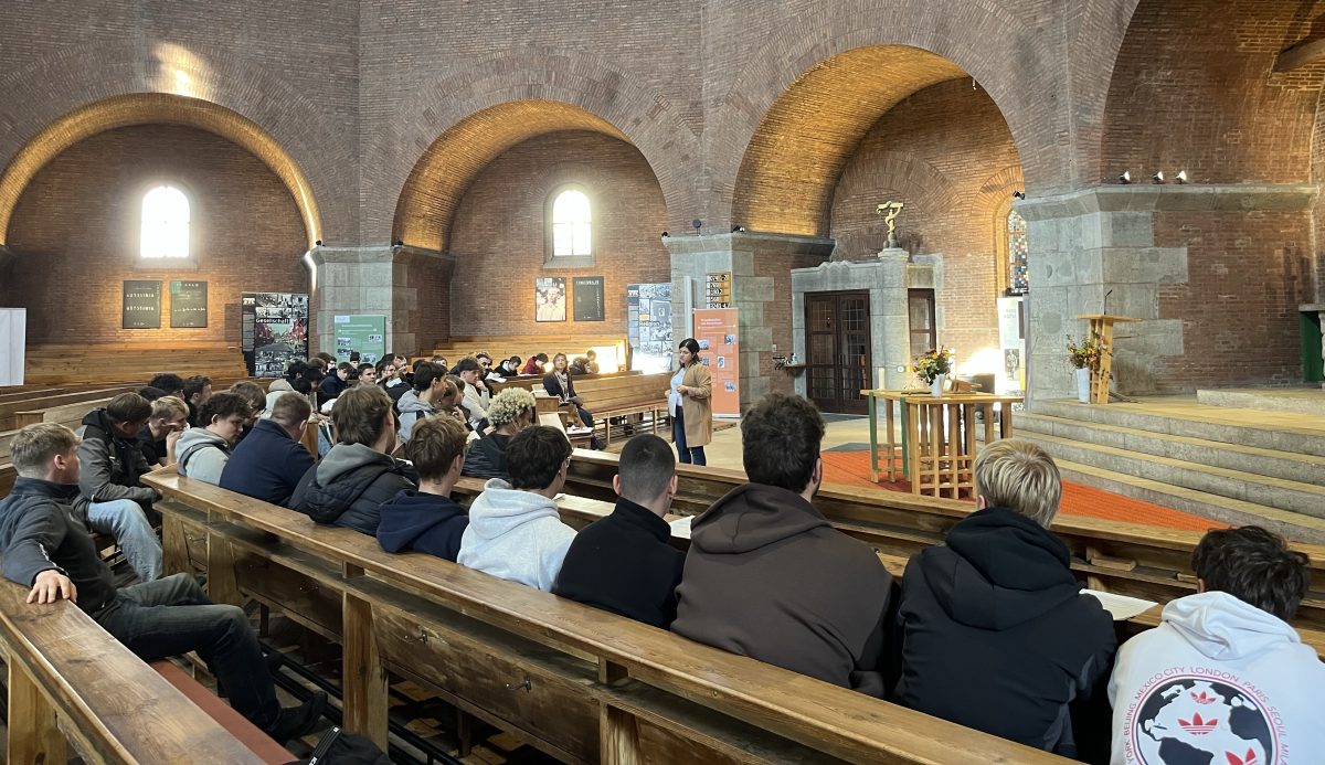 Haltung zeigen in stürmischen Zeiten- Besuch der Dietrich Bonhoeffer- Ausstellung in der Erlöserkirche Bamberg
