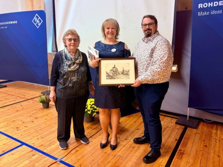 Roman Hajník, Lehrer am Gymnasium Vimperk und Kooperationspartner für außerschulische Kontakte und Dolmetscher an diesem Festtag, mit Bürgermeisterin Jaroslava Martanová beim Festakt.