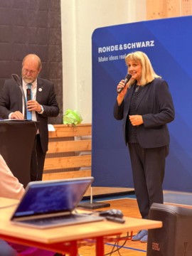 Roman Hajník, Lehrer am Gymnasium Vimperk und Kooperationspartner für außerschulische Kontakte und Dolmetscher an diesem Festtag, mit Bürgermeisterin Jaroslava Martanová beim Festakt.